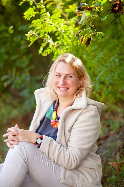 Vrouw Een Wandeling Het Herfstpark — Stockfoto