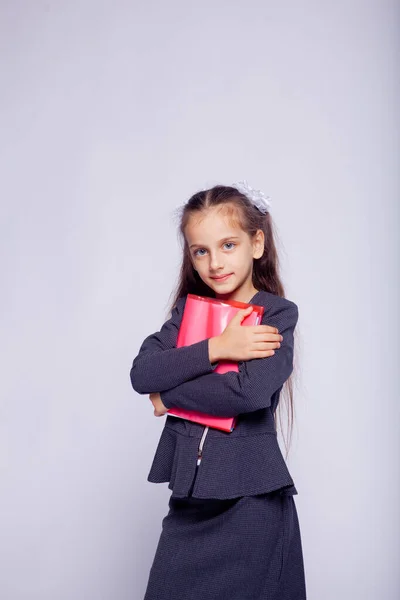 Katı Okul Kıyafetleri Içinde Açık Gri Arka Planda Bir Kızın — Stok fotoğraf