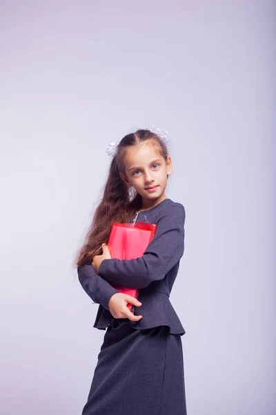 Retrato Uma Menina Roupas Estritas Escola Fundo Cinza Claro — Fotografia de Stock