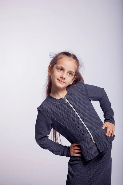 Retrato Uma Menina Roupas Estritas Escola Fundo Cinza Claro — Fotografia de Stock