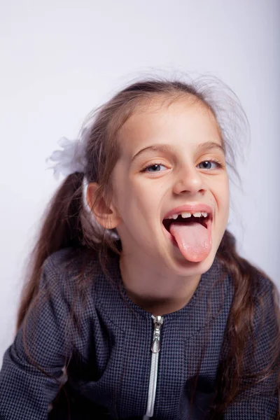 Porträtt Flicka Strikta Skolkläder Ljusgrå Bakgrund — Stockfoto