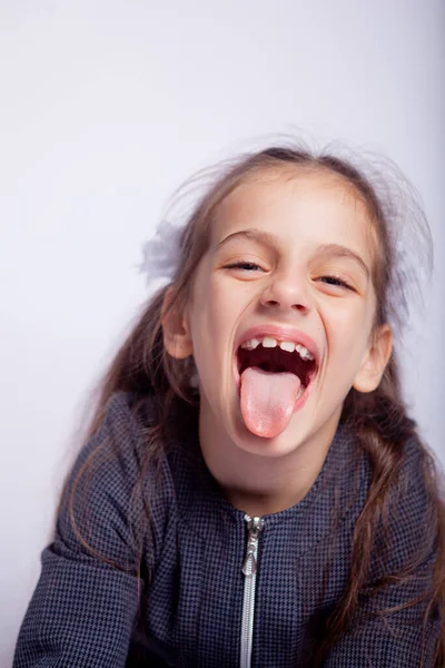 Porträtt Flicka Strikta Skolkläder Ljusgrå Bakgrund — Stockfoto