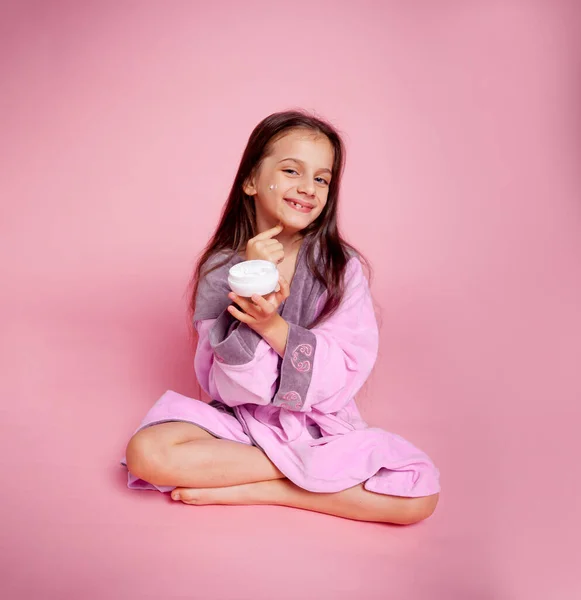 Una Chica Aplica Crema Piel — Foto de Stock