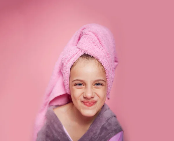 Милая Девушка Махровом Халате Выпрямляет Волосы — стоковое фото