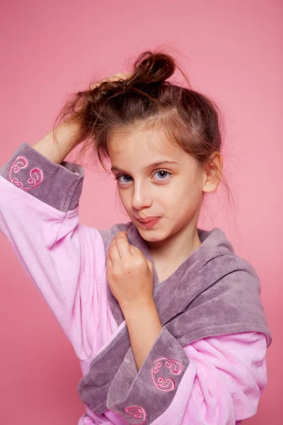 Mignonne Fille Habillée Dans Peignoir Éponge Redresse Ses Cheveux — Photo