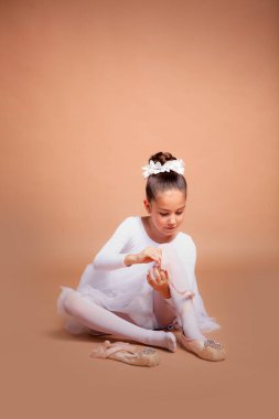 Balo dansı için giyinmiş kız.