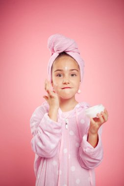 Pembe gecelikli ve kafasında havluyla bir kız.