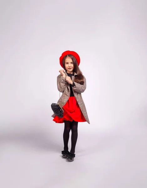 Mädchen Mit Baskenmütze Und Mantel — Stockfoto