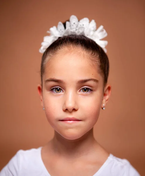 Flicka Vit Gymnastiktrikå Och Kjol För Dans — Stockfoto