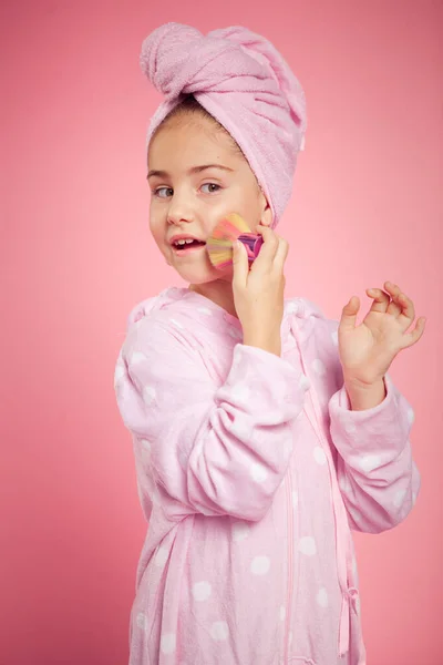 Mädchen Rosa Frottee Morgenmantel Und Mit Einem Handtuch Den Kopf — Stockfoto
