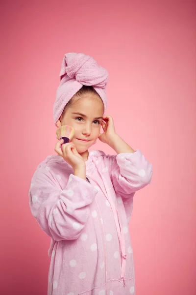 Mädchen Rosa Frottee Morgenmantel Und Mit Einem Handtuch Den Kopf — Stockfoto