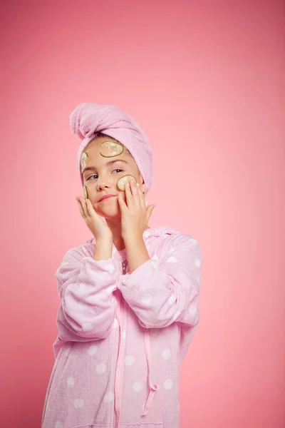 Menina Vestido Vestir Terry Rosa Com Uma Toalha Enrolada Torno — Fotografia de Stock