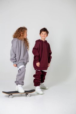 Kıvırcık uzun saçlı kız ve eşofmanlı oğlan