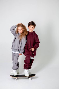 Kıvırcık uzun saçlı kız ve eşofmanlı oğlan