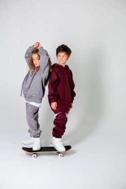 Kıvırcık uzun saçlı kız ve eşofmanlı oğlan