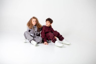 Kıvırcık uzun saçlı kız ve eşofmanlı oğlan