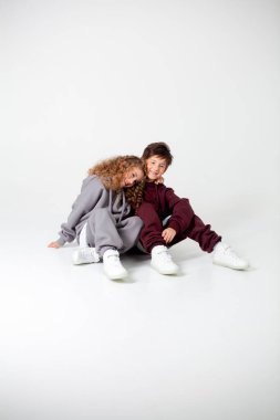 Kıvırcık uzun saçlı kız ve eşofmanlı oğlan