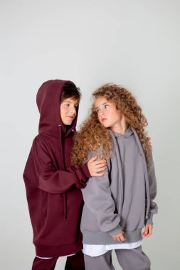 Kıvırcık uzun saçlı kız ve eşofmanlı oğlan