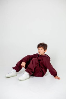 Beyaz arka planda eşofmanlı çocuk