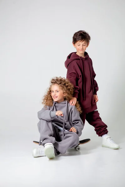 Encaracolado Menina Cabelos Longos Menino Trajes Treino — Fotografia de Stock