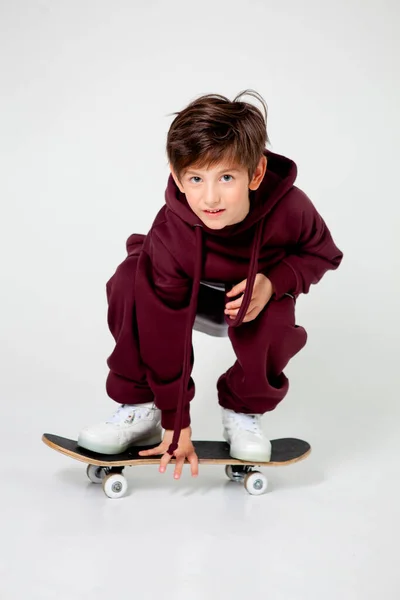 Rapaz Fato Treino Num Skate — Fotografia de Stock