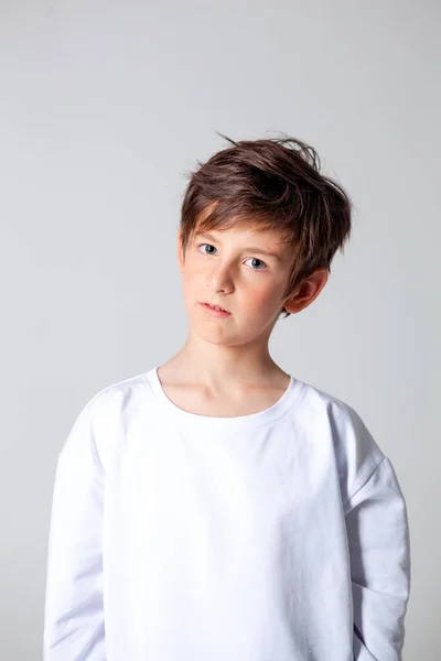 Niño Camiseta Blanca Manga Larga — Foto de Stock