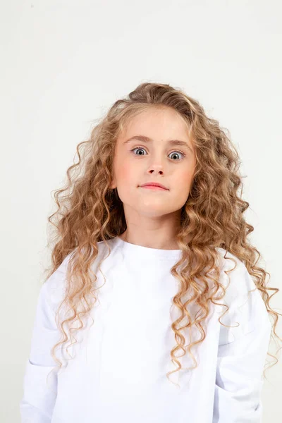 Κορίτσι Λευκό Μακρυμάνικο Shirt — Φωτογραφία Αρχείου