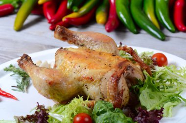 Fırında tavuk salata beyaz tabakta servis