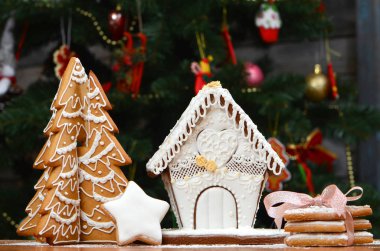 Gingerbread ev gingerbread Noel ağacına Noel arka plan ile