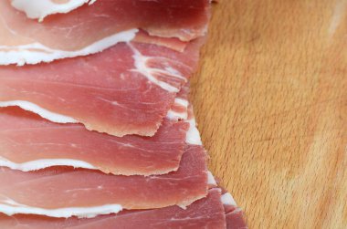 Ahşap masa üzerinde pastırma dilimlerini görünümü Kapat