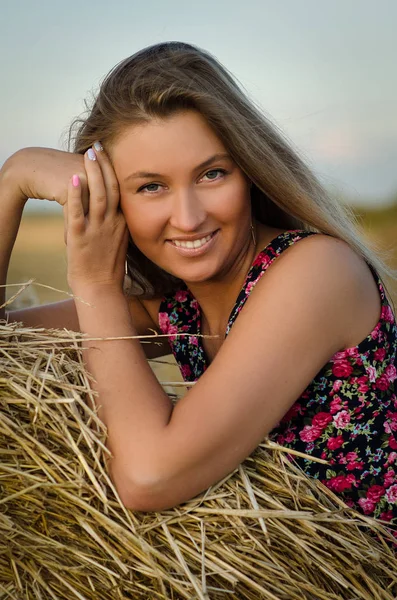 干し草の笑顔の若い女性の肖像画 — ストック写真