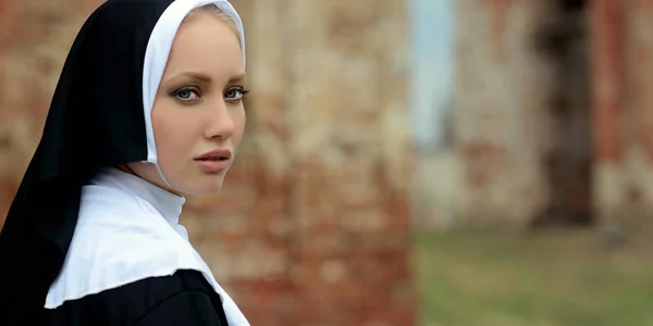 Arka Plan Bulanık Üzerinde Genç Rahibe Portresi — Stok fotoğraf