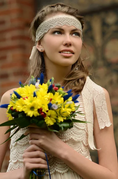 Mujer Rubia Joven Natural Con Flores Amarillas — Foto de Stock