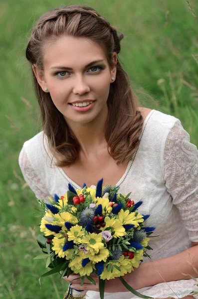 Naturliga Unga Blonda Kvinnan Med Gula Blommor — Stockfoto