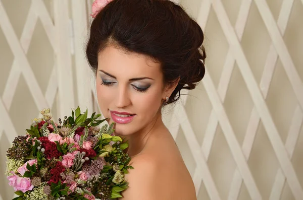 年轻新娘的肖像与五颜六色的婚礼花束 — 图库照片