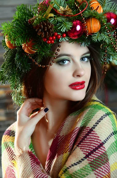 Giovane Donna Posa Ghirlanda Natale Plaid — Foto Stock