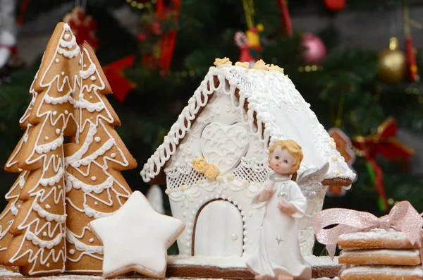 Lebkuchenhaus Mit Lebkuchen Weihnachtsbaum Auf Weihnachtlichem Hintergrund — Stockfoto