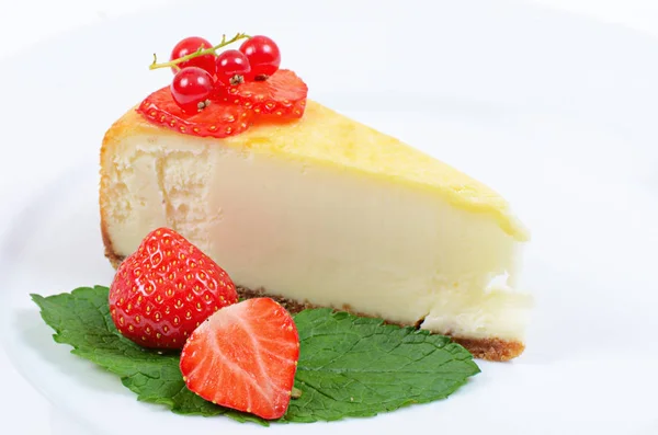 Stukje Cheesecake Met Rode Bessen Witte Achtergrond Rechtenvrije Stockfoto's