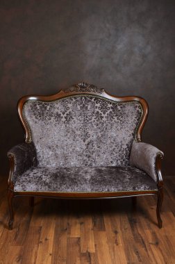 Karanlık bir odada Vintage kanepe