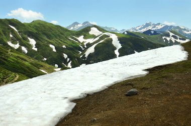 Highland geçmek, Abhazya'da snowcaps ile Dağları