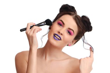 güzel bir kız makyaj için fırçaları ile