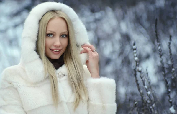 Portrét Krásné Blond Girl Teplý Kožich Venkovní Zasněženém Lese — Stock fotografie