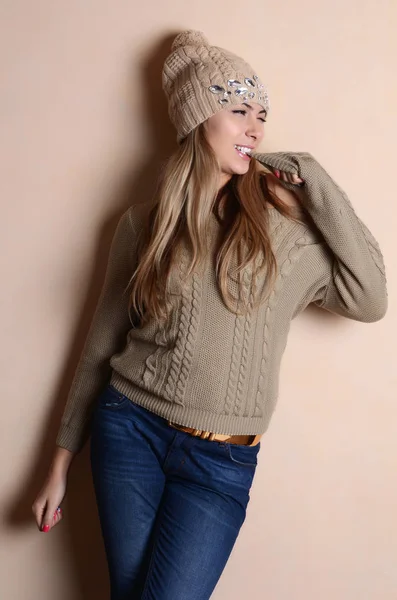 Schönes Mädchen Mit Wintermütze Und Pullover — Stockfoto