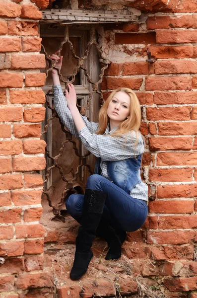 Ragazza Contro Vecchio Muro Pietra — Foto Stock