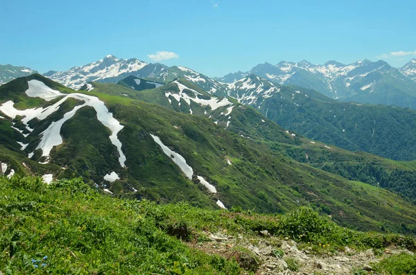 Highland Geçmek Abhazya Snowcaps Ile Dağları — Stok fotoğraf