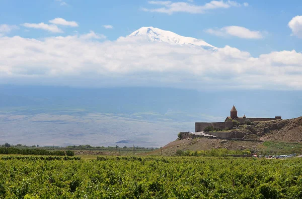 古代亚美尼亚教会 Khor Virap 与背景上腊 — 图库照片
