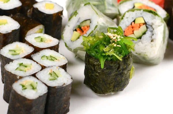 Smakelijke Gerechten Sushi Roll Een Witte Achtergrond — Stockfoto