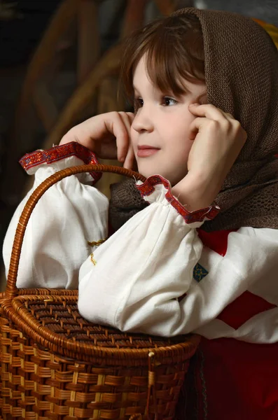 Mooi Meisje Russische Kostuum Zitten Een Traditionele Interieur — Stockfoto