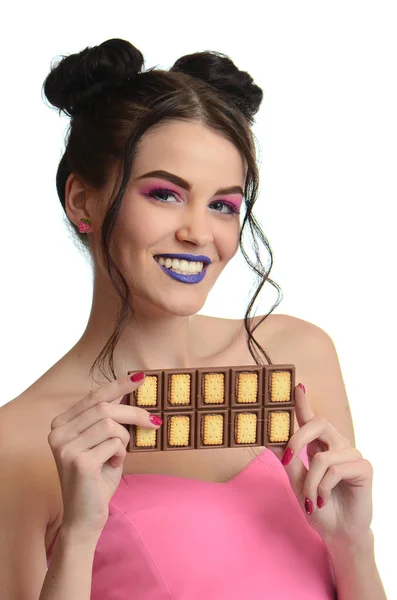 Flirty Mooie Vrouw Eten Bar Van Chocolade Camera Kijken Studio — Stockfoto