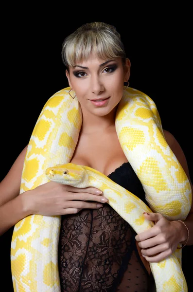 Piękna Kobieta Wielki Żółty Wąż — Zdjęcie stockowe